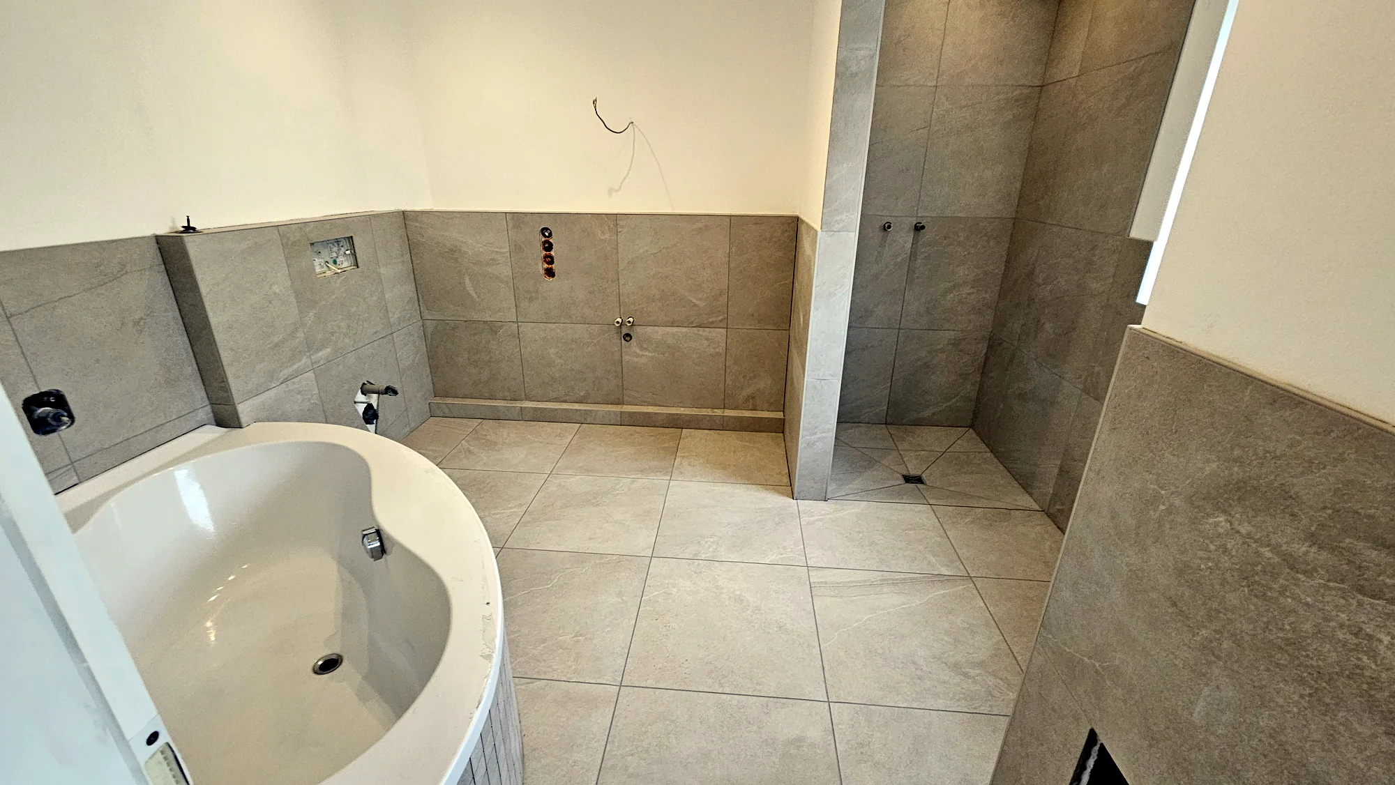 Eigenes Badprojekt mit 60 mal 60 cm Wand- und Bodenfliesen